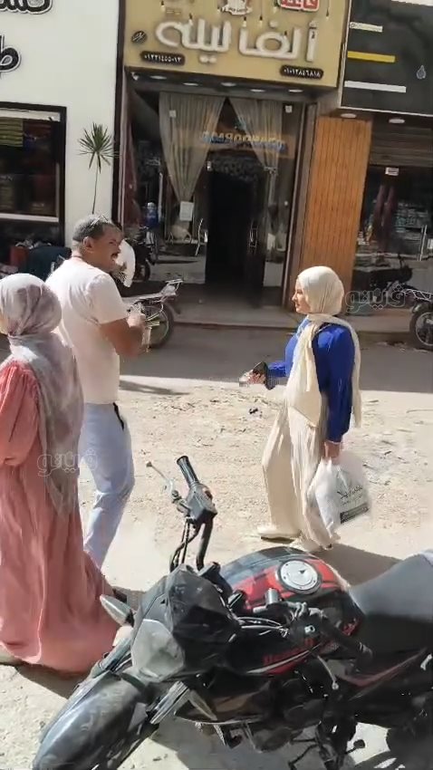 الشرقية تحتفل بسلام غزة.. “موسى الهويس” يُفجّر فرحة الشارع بتوزيع العصائر في أبوحماد،فيتو