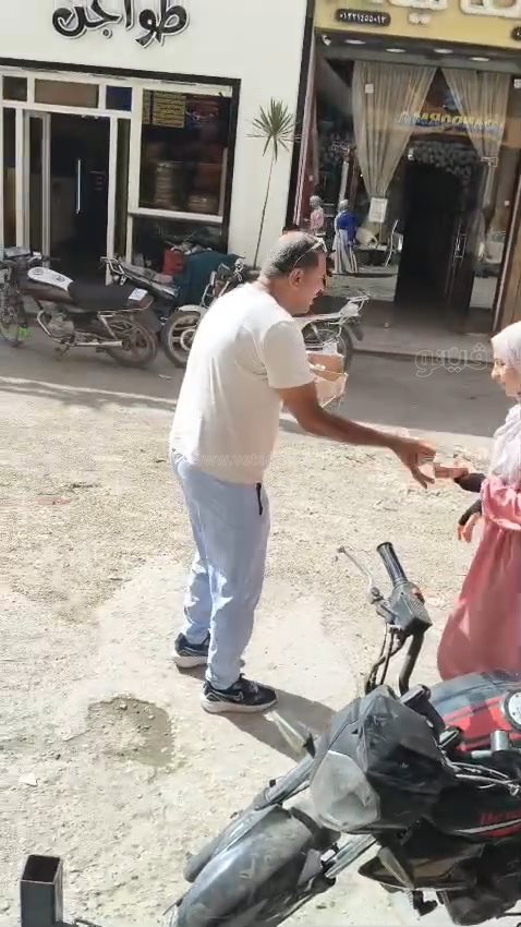 الشرقية تحتفل بسلام غزة.. “موسى الهويس” يُفجّر فرحة الشارع بتوزيع العصائر في أبوحماد،فيتو