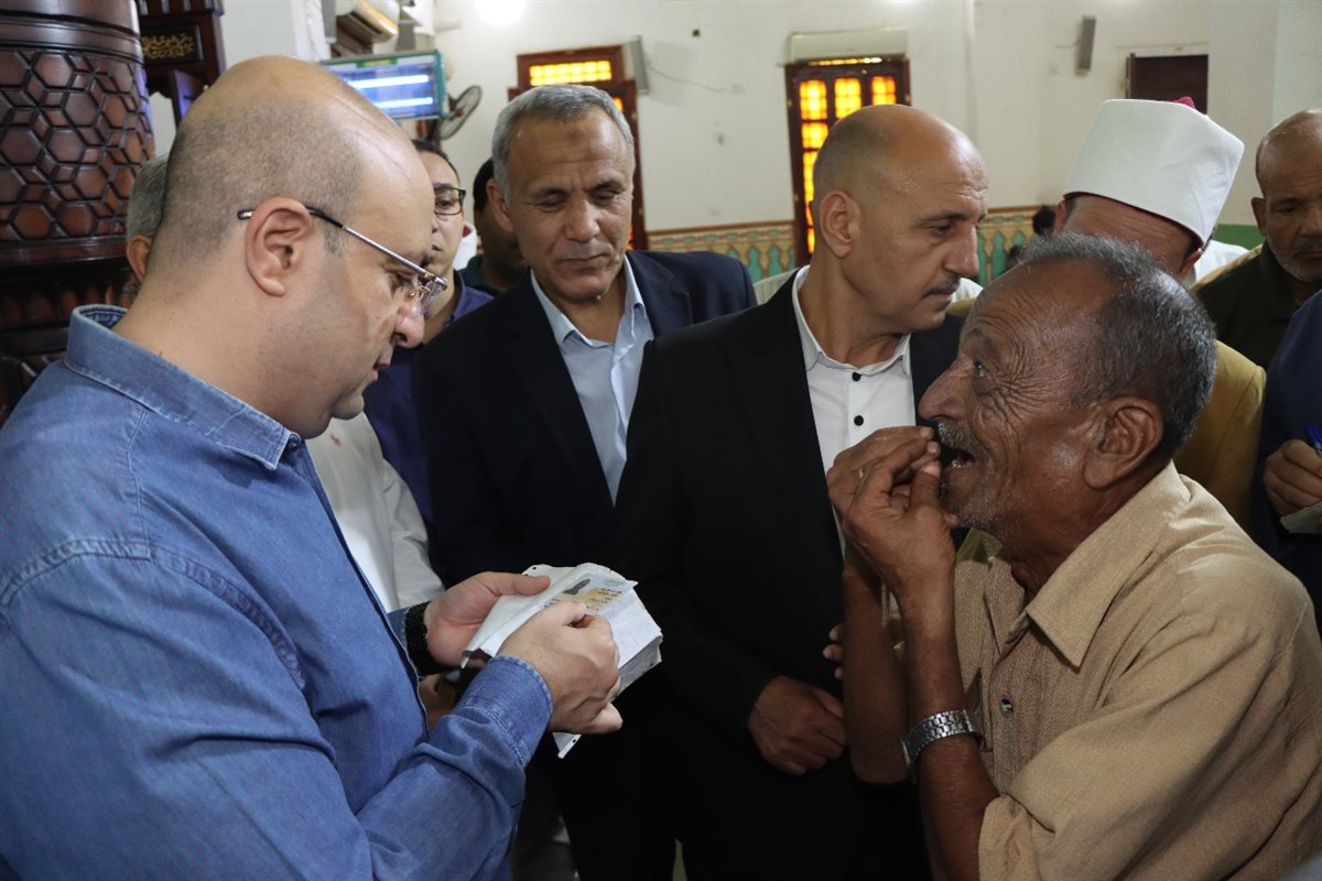 <strong>محافظ بني سويف يلتقي بعض المواطنين عقب صلاة الجمعة</strong>