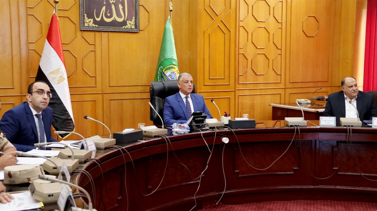 جانب من تسليم العقود،فيتو