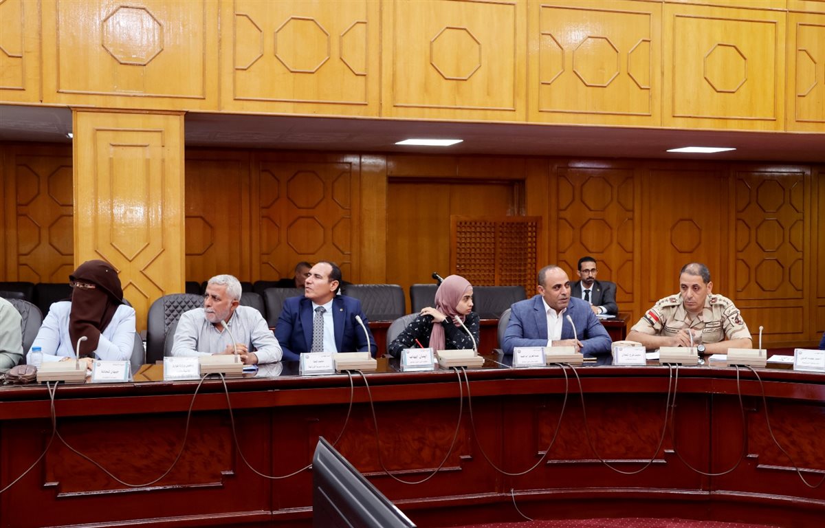 جانب من تسليم العقود،فيتو