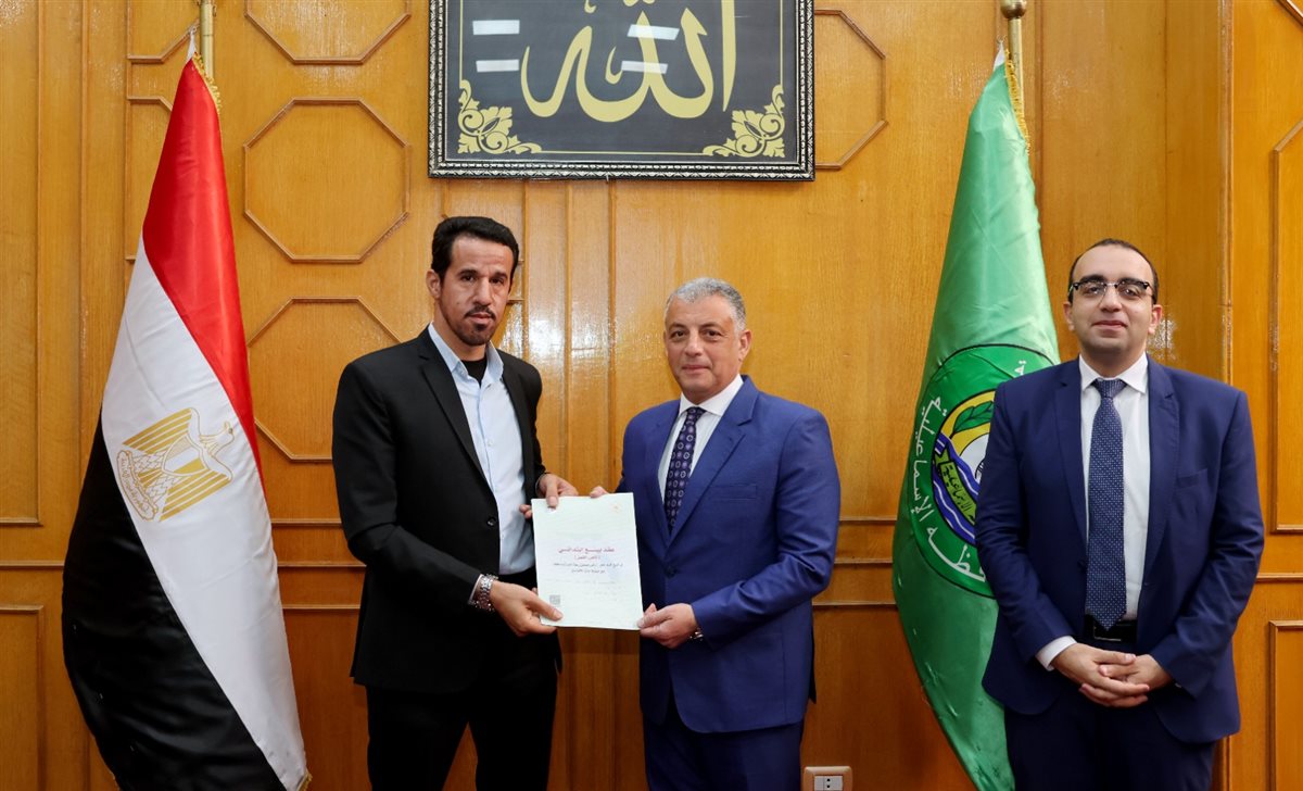 جانب من تسليم العقود،فيتو