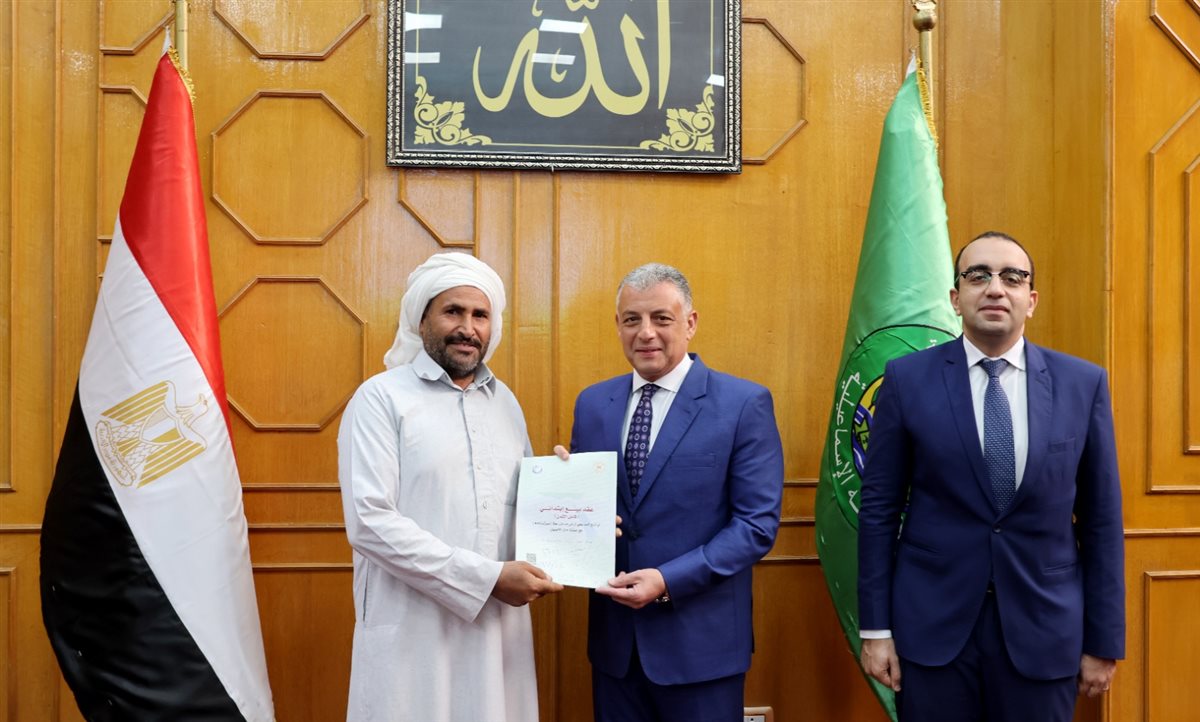 جانب من تسليم العقود،فيتو