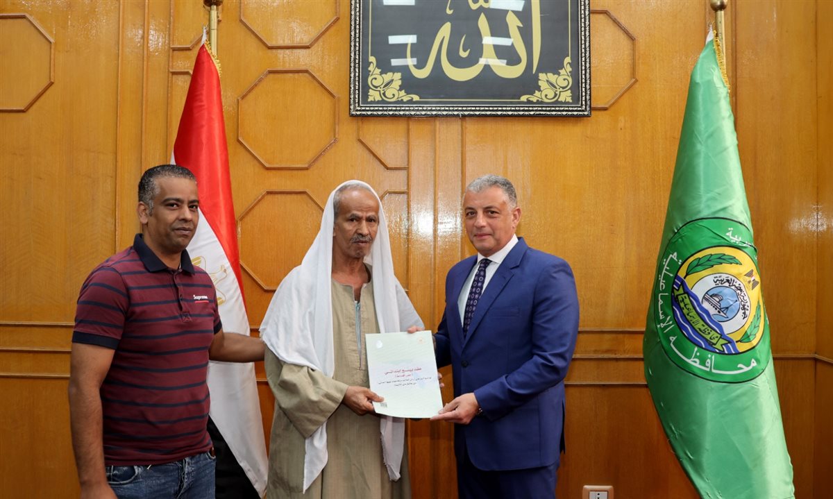 جانب من تسليم العقود،فيتو