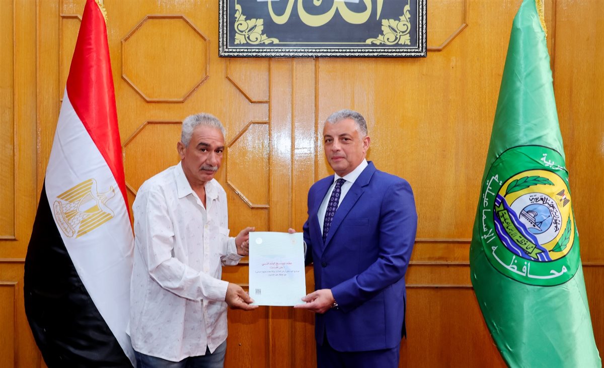 جانب من تسليم العقود،فيتو