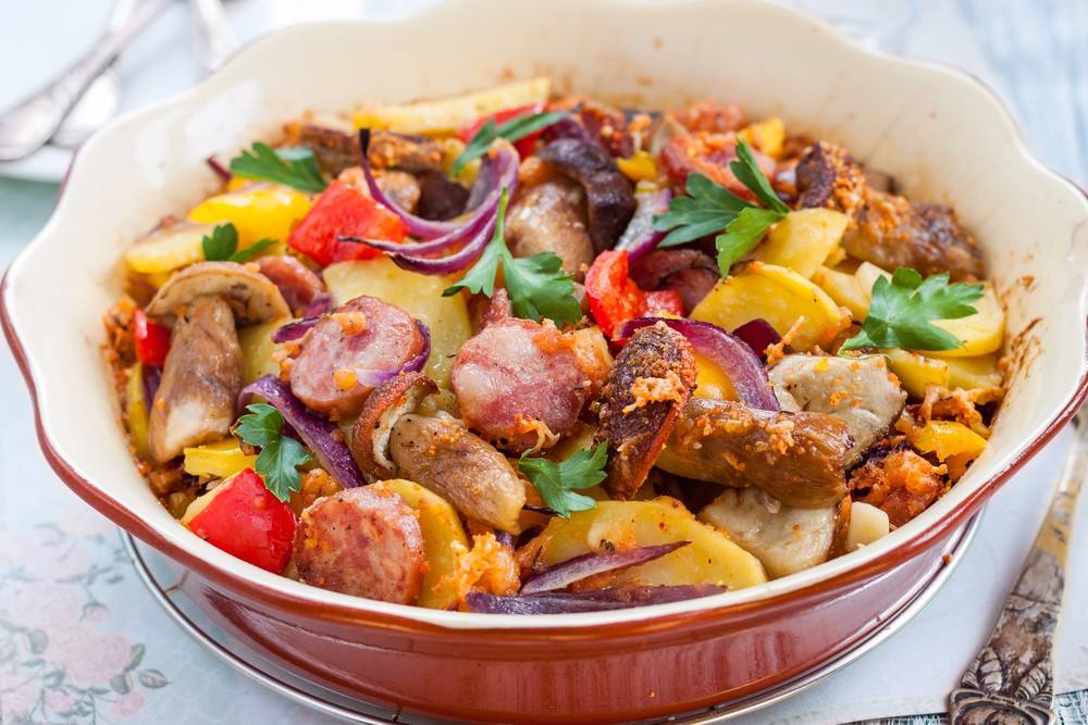 طريقة عمل طاجن السجق بالخضروات 