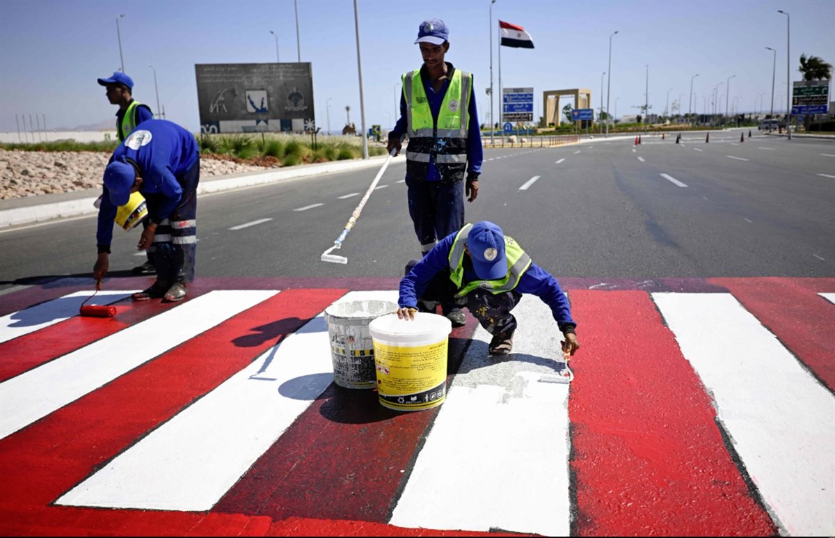 دهان الطرق استعدادا لاستقبال قادة العالم في شرم الشيخ، فيتو