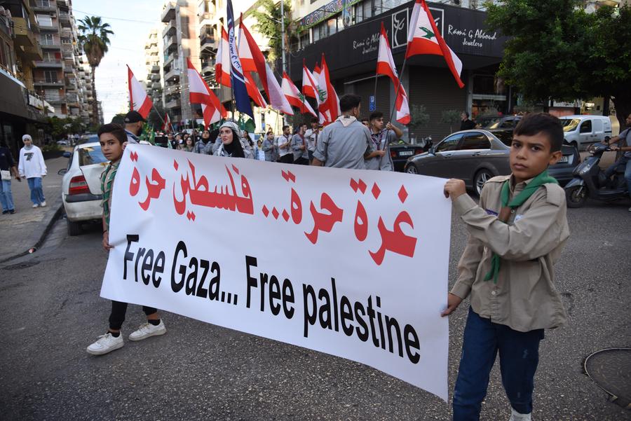 في الصورة الملتقطة يوم 10 أكتوبر 2025، مسيرة للتضامن مع غزة وللاحتفال باتفاق وقف إطلاق النار في غزة، في مدينة طرابلس كبرى مدن شمالي لبنان. (شينخوا)<br>