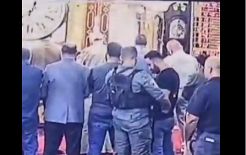 شرطى احتلال يخرج المصليين من صلاتهم، فيتو