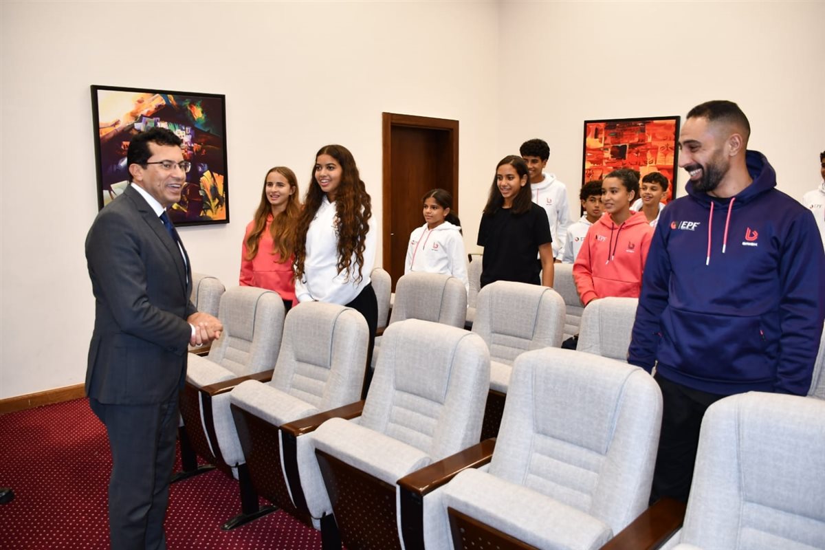أشرف صبحي يكرم منتخب الناشئين والناشئات للبادل بعد إنجازهم ببطولة العالم بإسبانيا