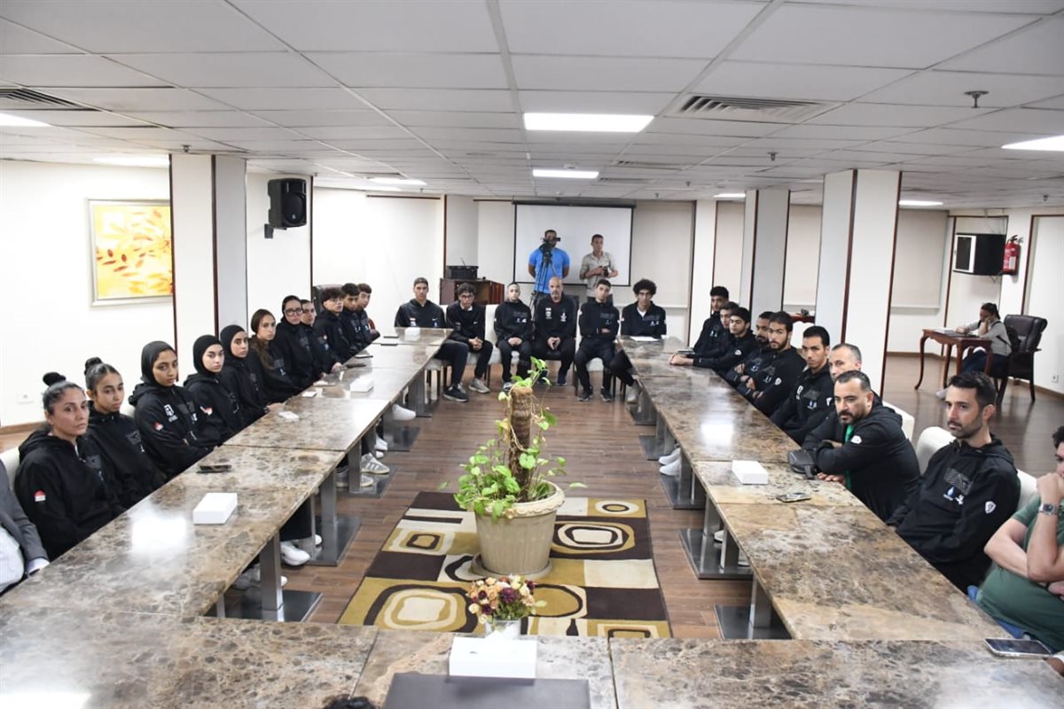 أشرف صبحي يلتقي لاعبي منتخب التايكوندو قبل مشاركتهم في بطولة العالم
