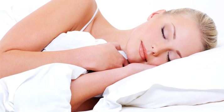 فوائد النوم للبشرة