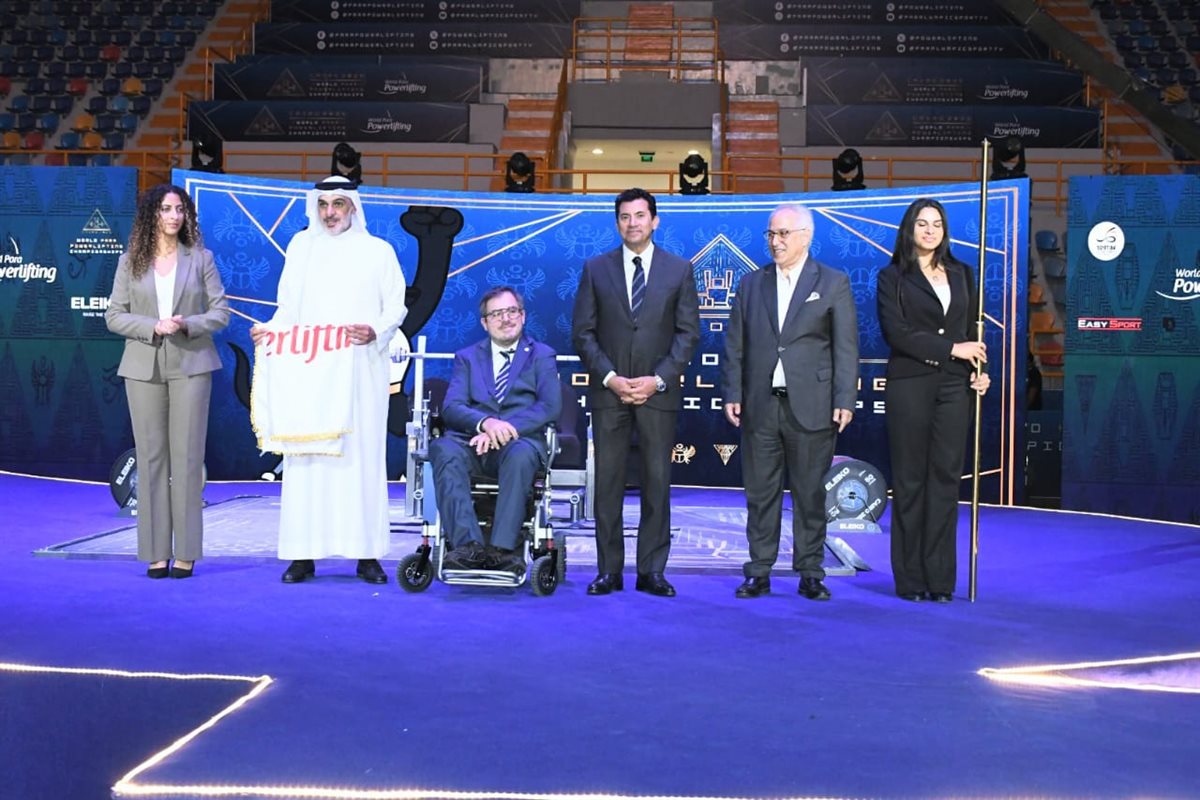 وزير الرياضة يشهد تسليم علم بطولة العالم لرفع الأثقال البارالمبي إلى البحرين