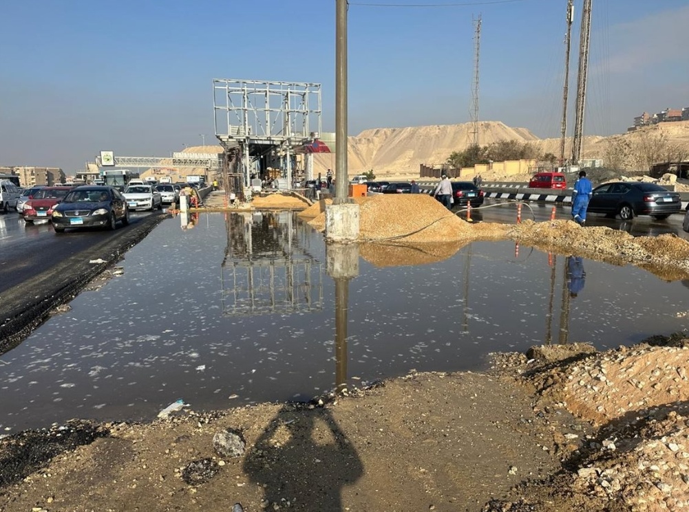 كسر ماسورة مياه يتسبب في كثافات مرورية على طريق الأوتوستراد