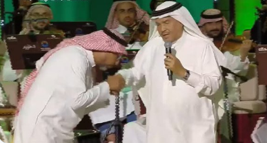 هاني فرحات ينحني ويقبل يد محمد عبده، فيتو