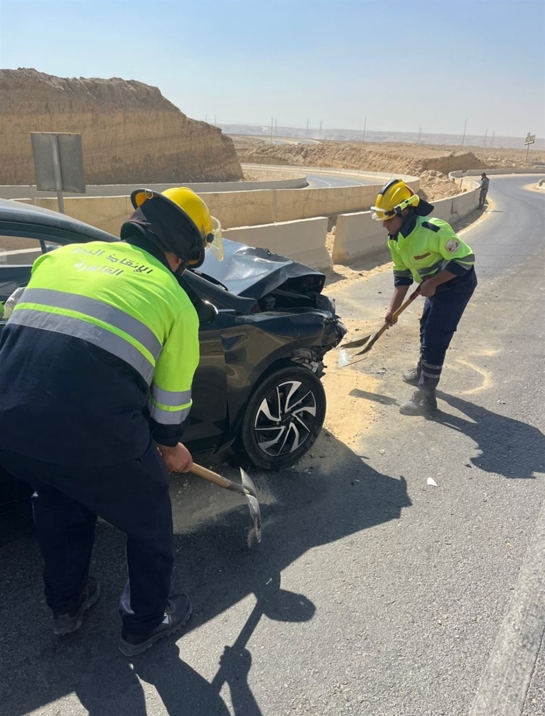 الحماية المدنية ترفع بقعة زيت آثار حادث تصادم أعلى طريق العين السخن