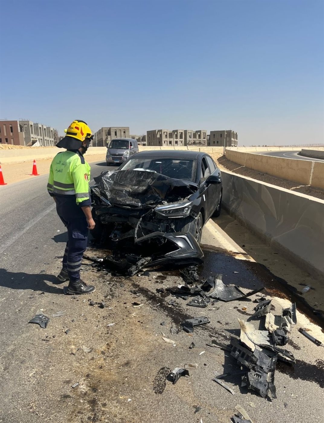 الحماية المدنية ترفع بقعة زيت آثار حادث تصادم أعلى طريق العين السخن