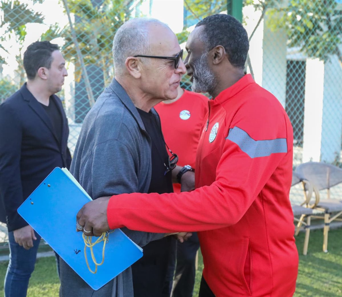 أبو ريدة يصافح أحمد الكاس، فيتو