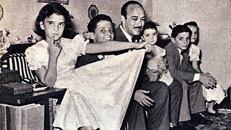 الدكتور عبد المنعم القيسونى وسط ابنائه 