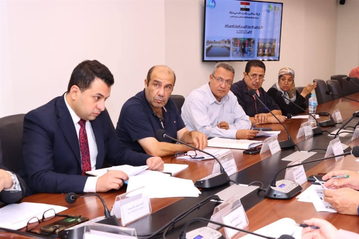 اجتماع لمناقشة الخطط الاستثمارية لقطاع مياه الشرب والصرف الصحي