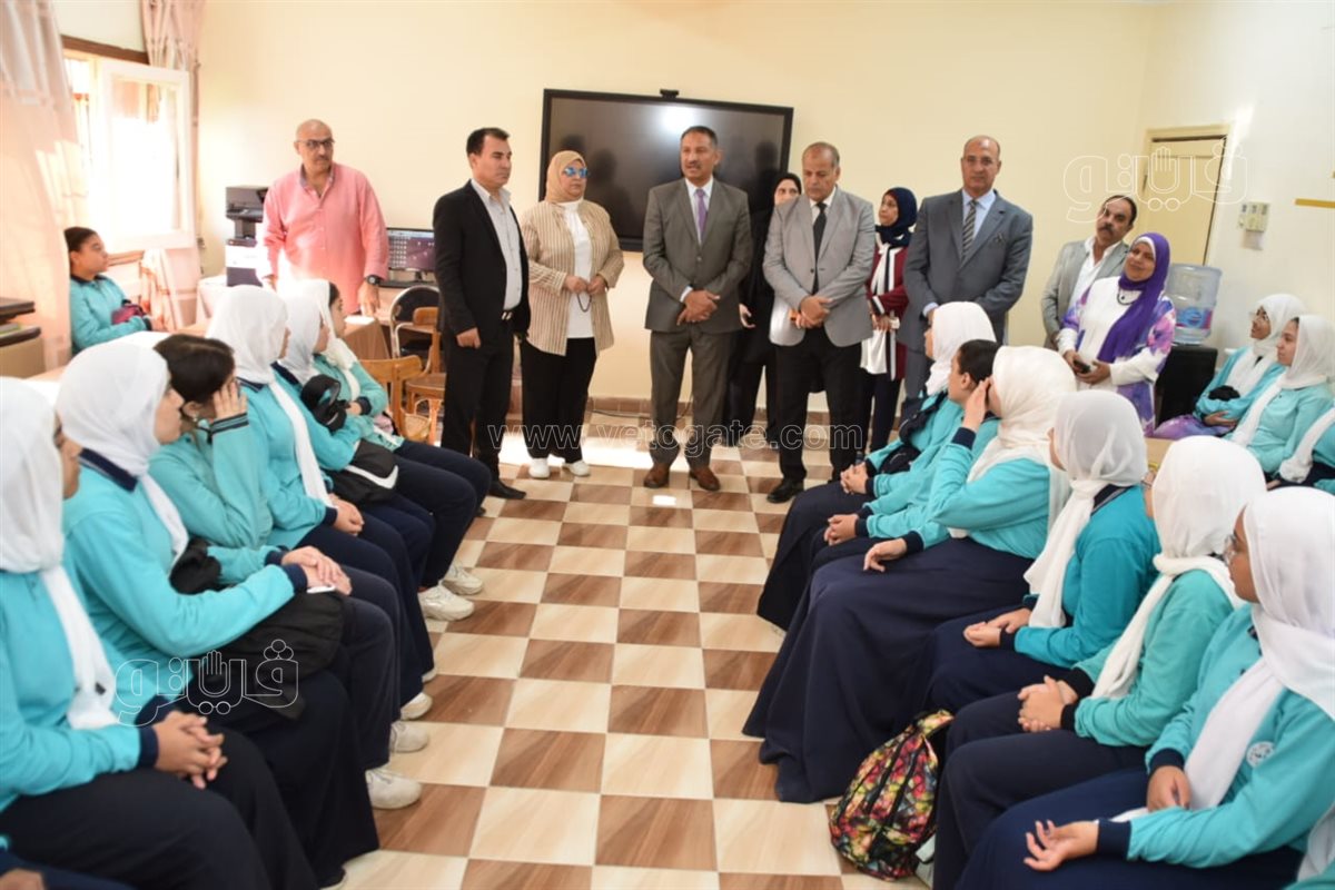 اللجنة الوزارية تشارك الطلاب في طابور الصباح، فيتو