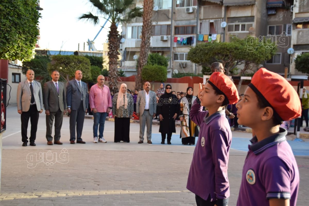 اللجنة الوزارية تشارك الطلاب في طابور الصباح، فيتو