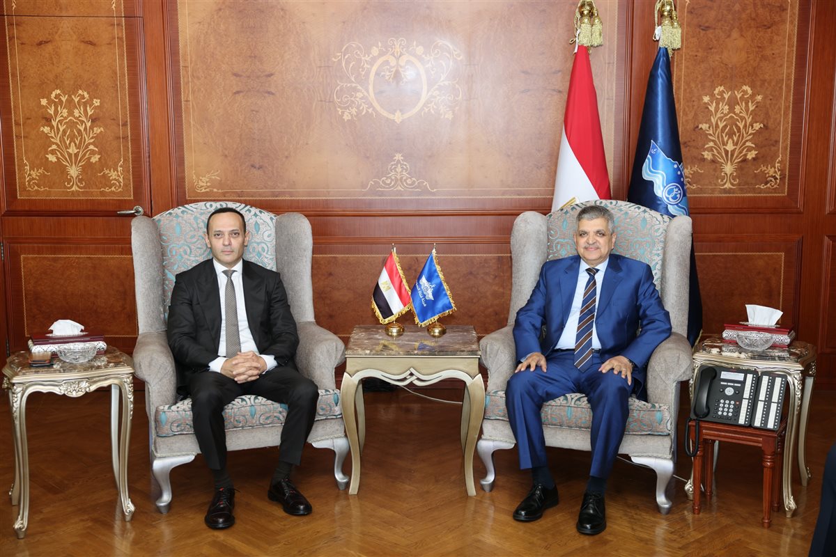 جانب من توقيع العقد، فيتو