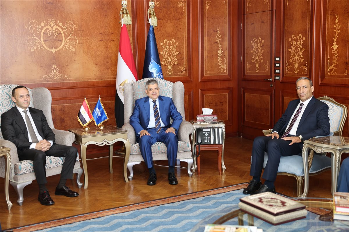 جانب من توقيع العقد، فيتو