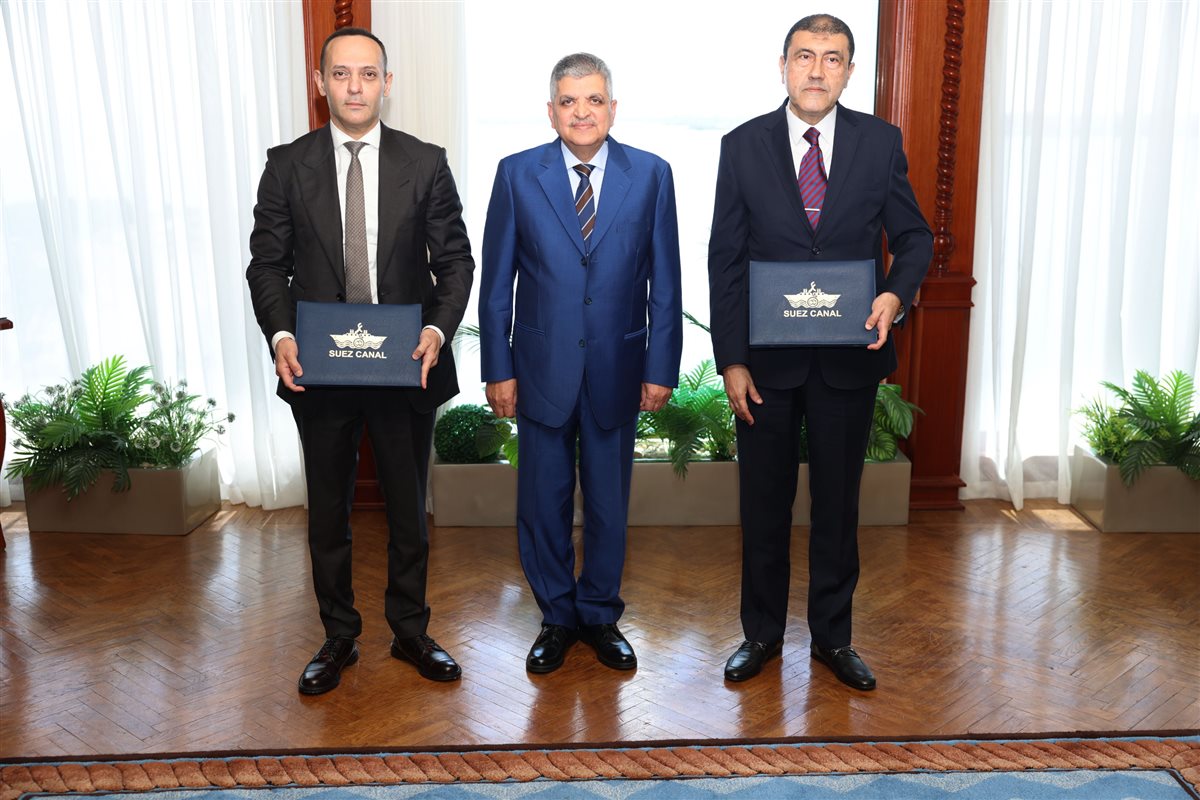 جانب من توقيع العقد، فيتو