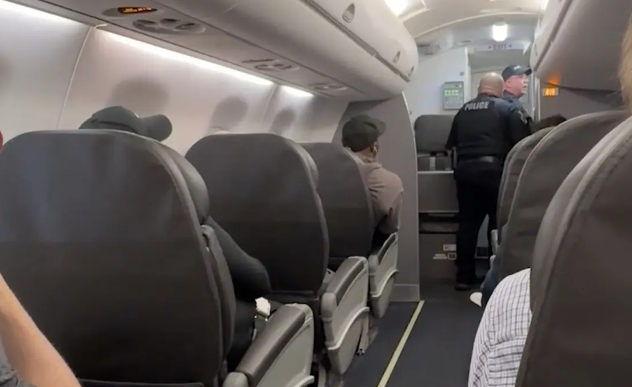 حالة الرعب تسيطر على ركاب الطائرة الأمريكية، فيتو