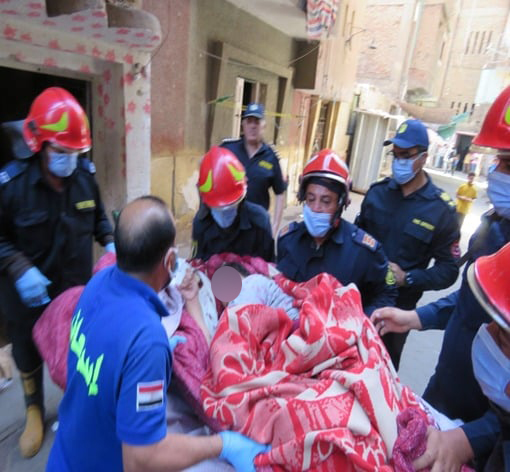 أمن الغربية يساعد سيدة مريضة ونقلها للمستشفى