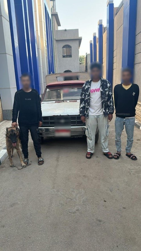 فيديو لترهيب شخص من ذوي الاحتياجات الخاصة بكلب داخل سيارة بالفيوم