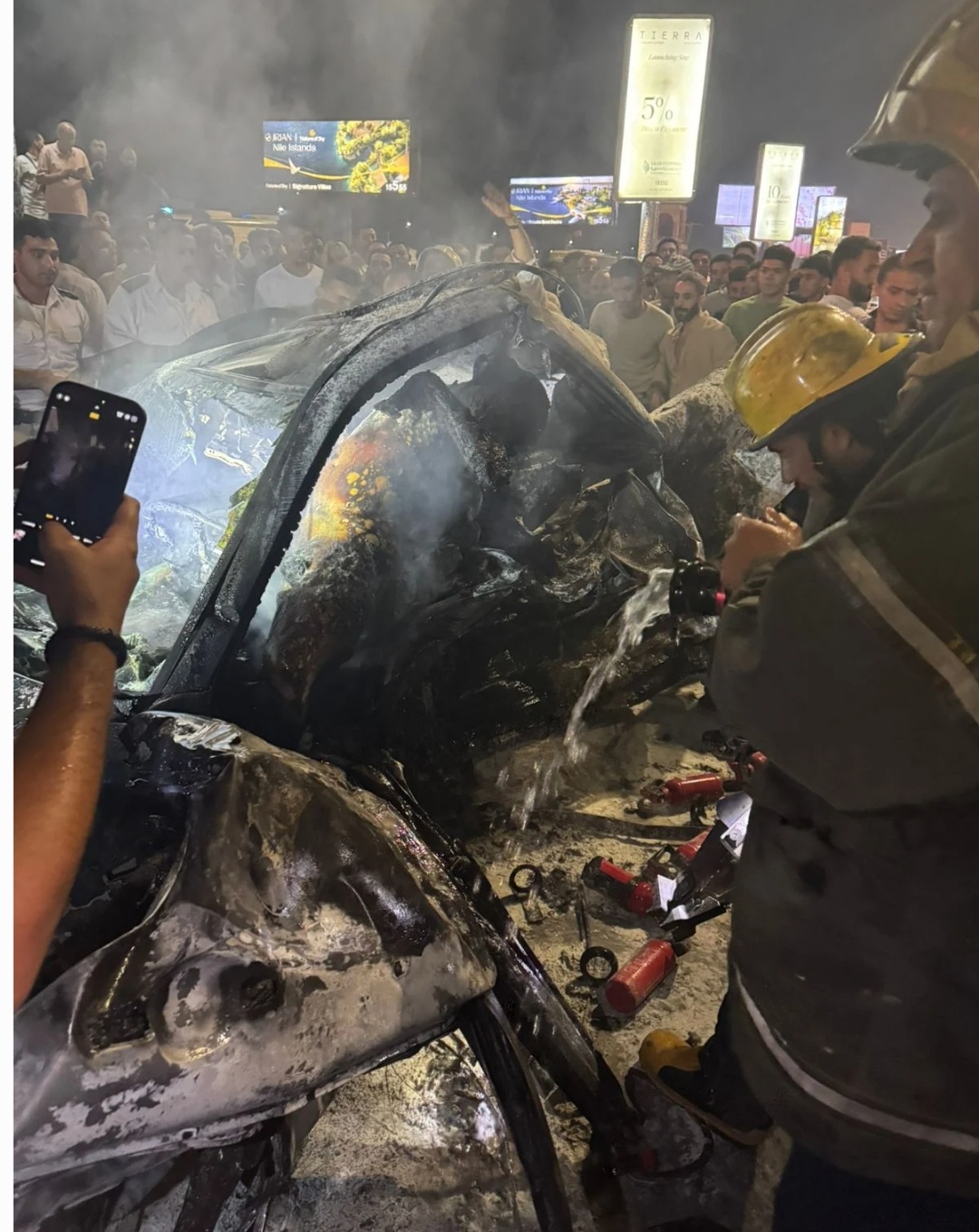 تفحم سيارة وقائدها على طريق السويس الصحراوي