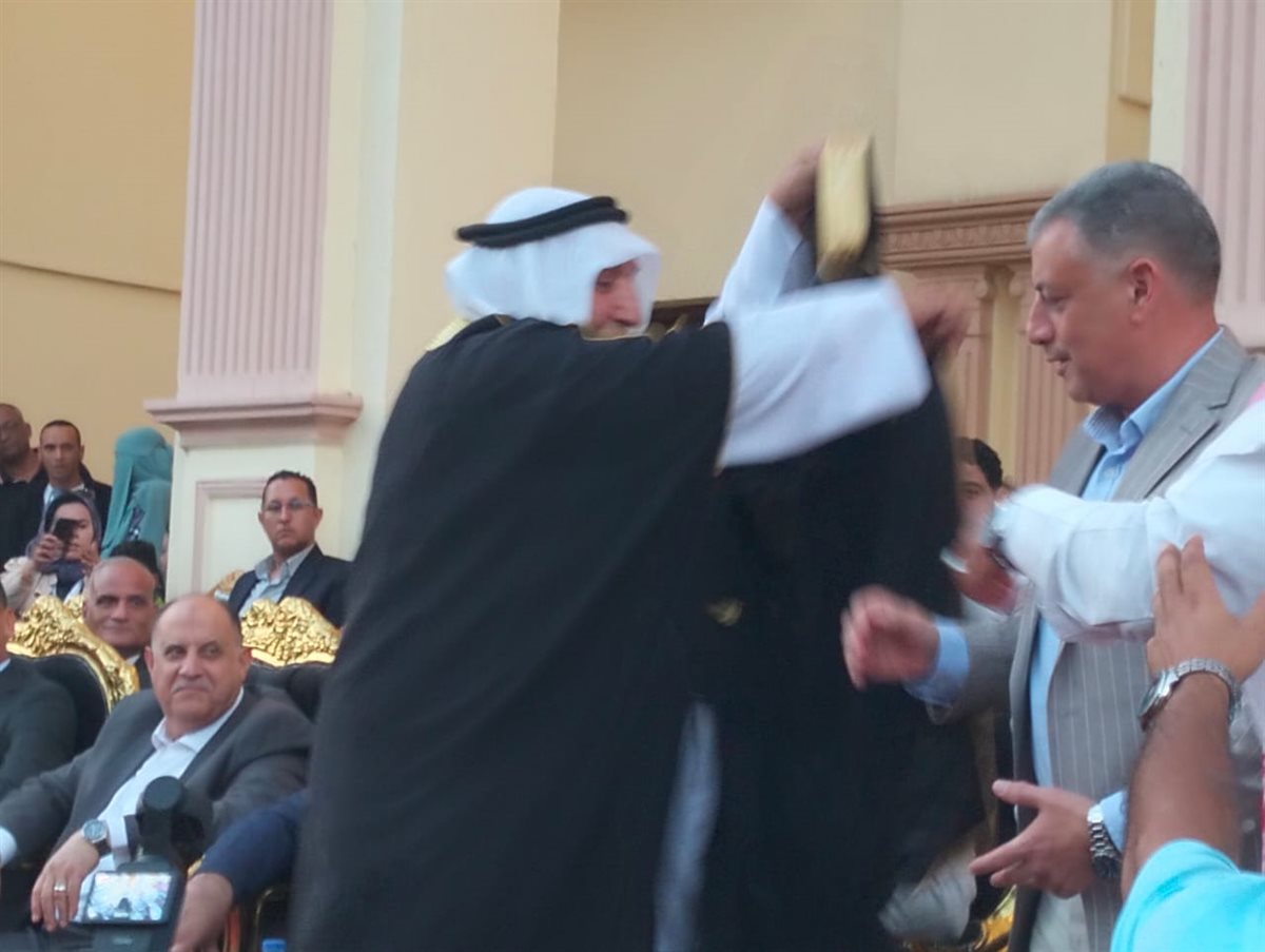 قائد فرقة الأردن خلال إهدائه العباءة للمحافظ،فيتو