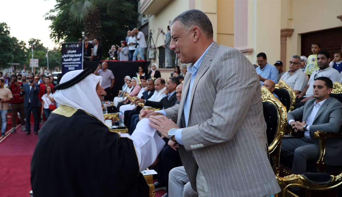 قائد فرقة الأردن خلال إهدائه العباءة للمحافظ،فيتو