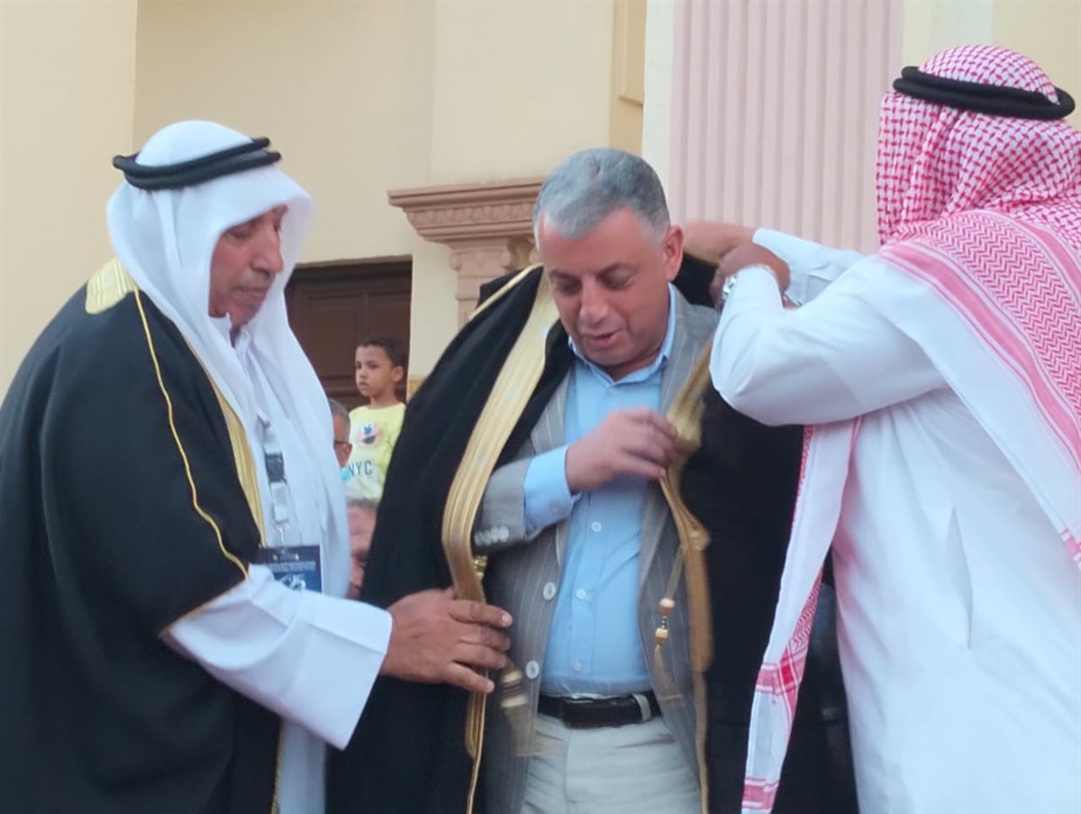 قائد فرقة الأردن خلال إهدائه العباءة للمحافظ،فيتو