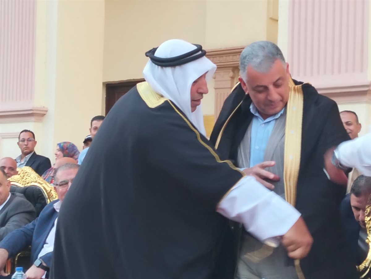 قائد فرقة الأردن خلال إهدائه العباءة للمحافظ،فيتو