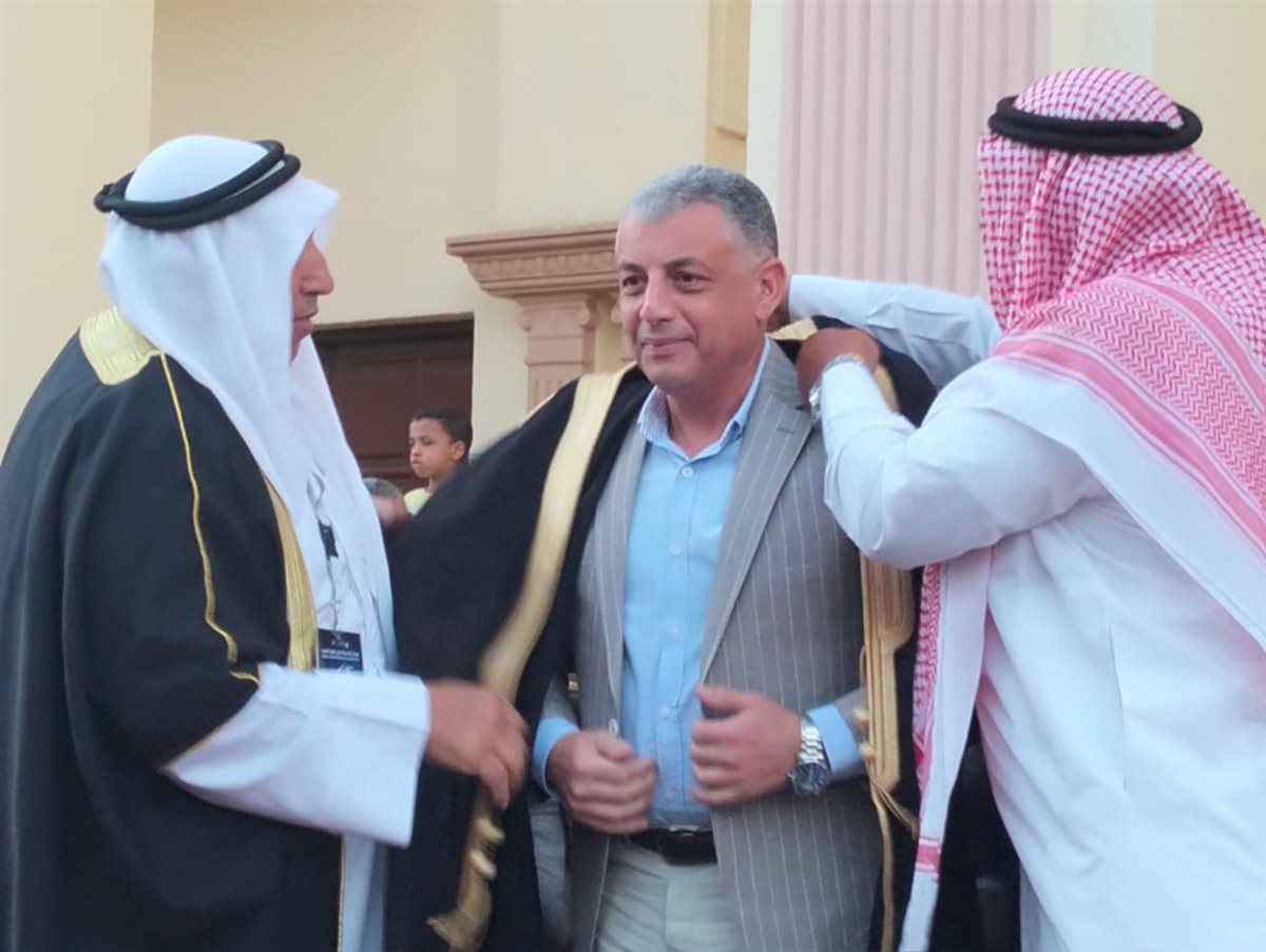 قائد فرقة الأردن خلال إهدائه العباءة للمحافظ،فيتو