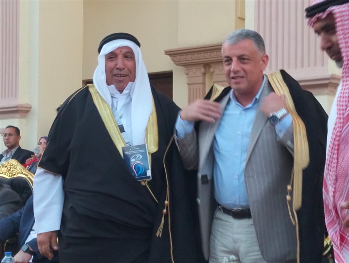 قائد فرقة الأردن خلال إهدائه العباءة للمحافظ،فيتو