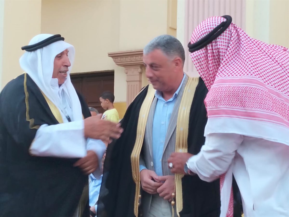 قائد فرقة الأردن خلال إهدائه العباءة للمحافظ،فيتو