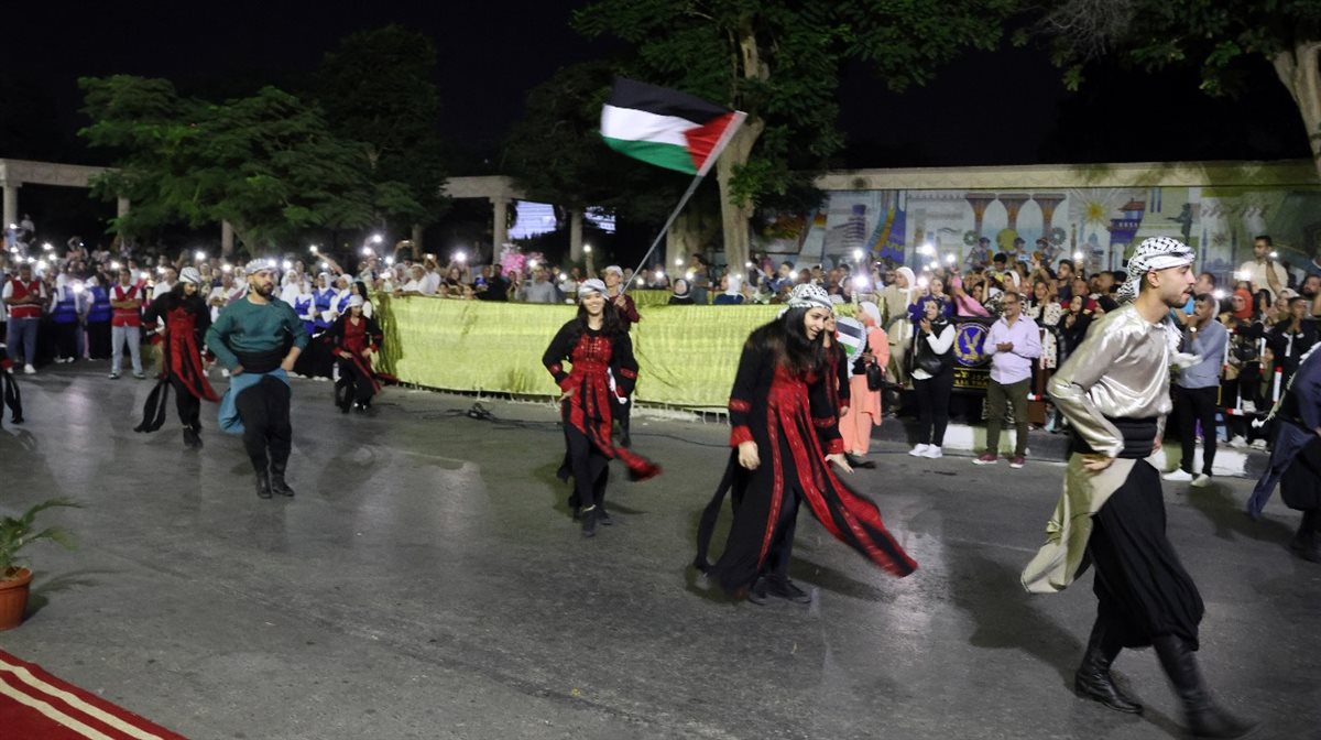فرقة فلسطين خلال مشاركتها بديفيلية المهرجان، فيتو