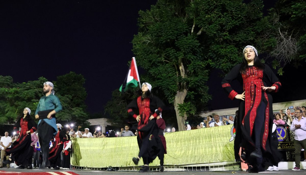 فرقة فلسطين خلال مشاركتها بديفيلية المهرجان، فيتو