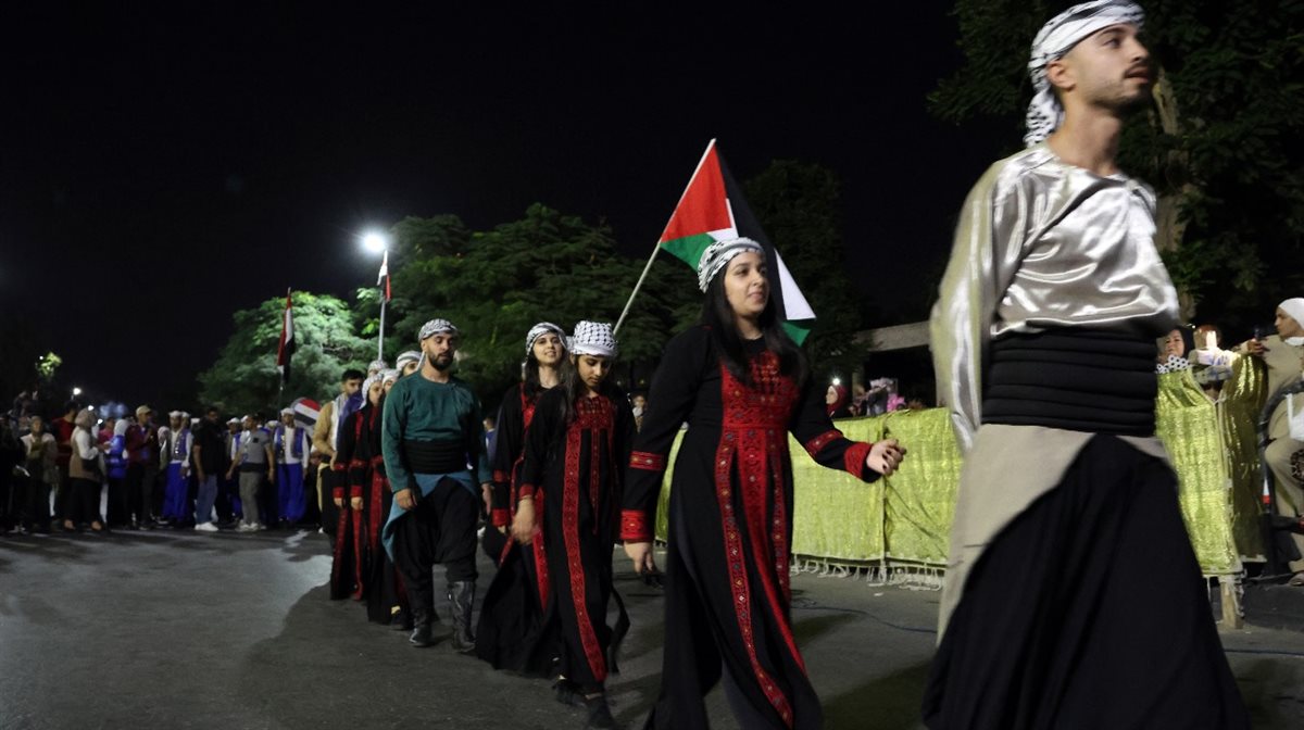 فرقة فلسطين خلال مشاركتها بديفيلية المهرجان، فيتو