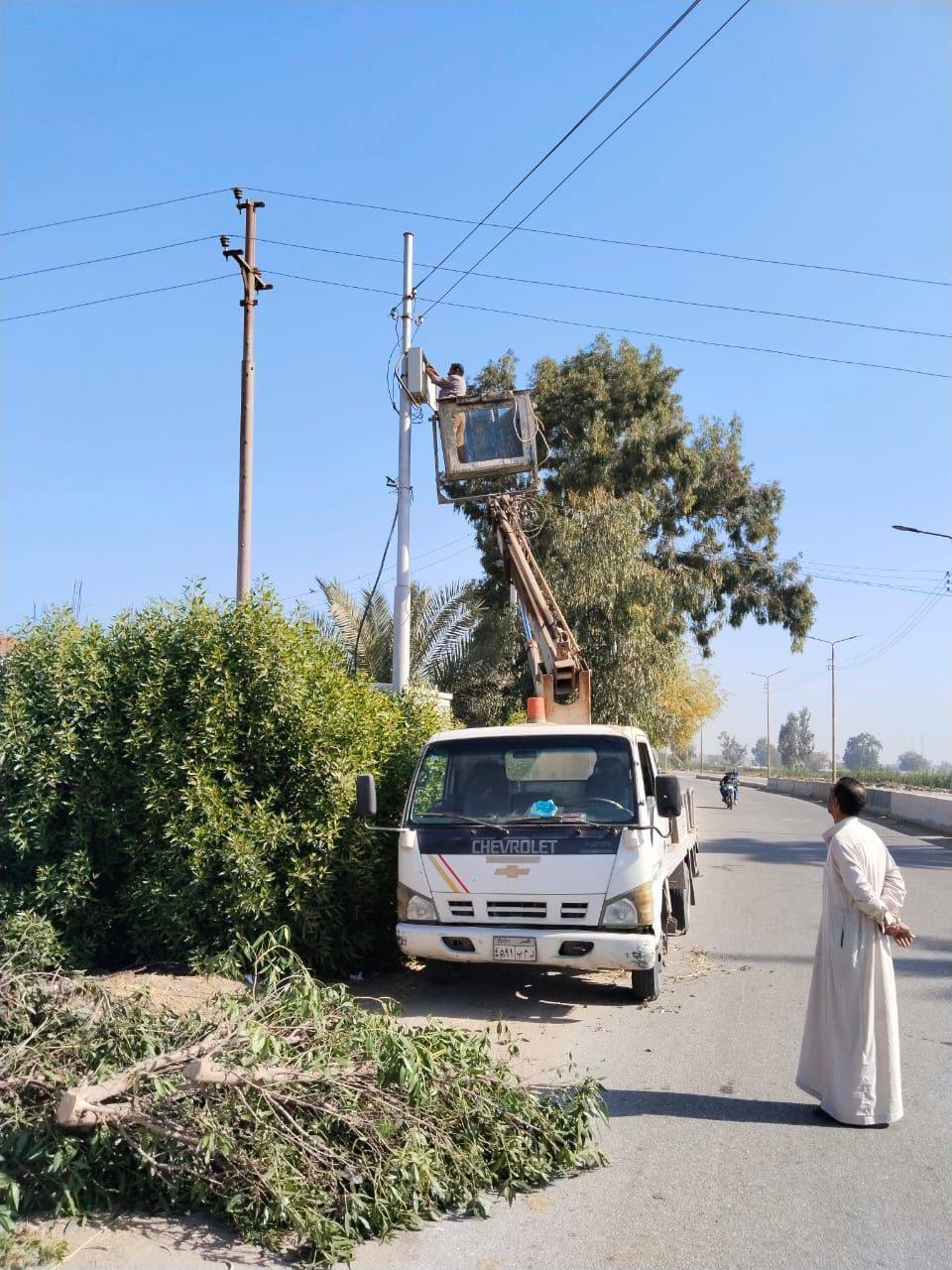 متابعة اصلاح اعمدة الانارة بالزقازيق  -فيتو