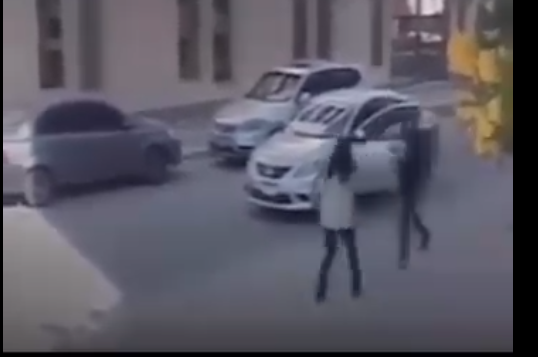 سائق النقل الذكر ينزل من سيارته للاعتداء على الفتاة، فيتو