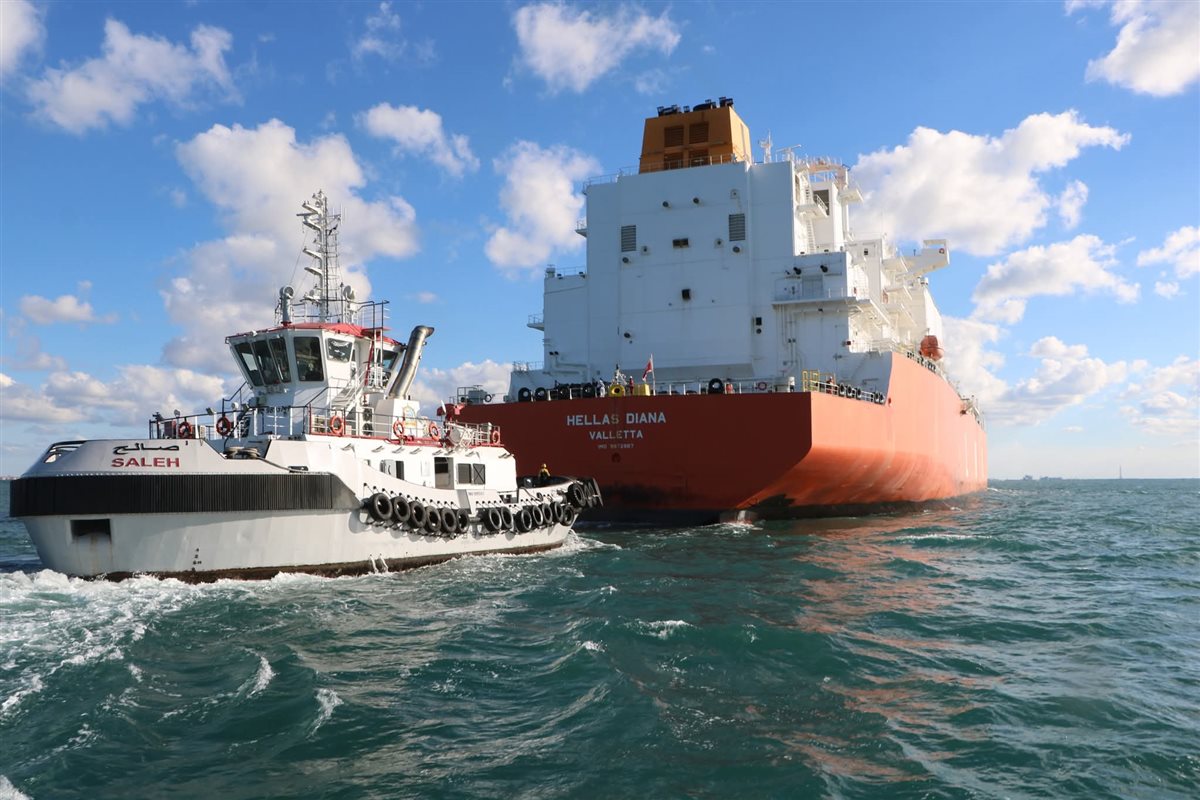 ميناء دمياط يشهد تنفيذ أول عملية تراكي من نوعها بين سفينة غاز طبيعي مسال ووحدة تغويز عائمة