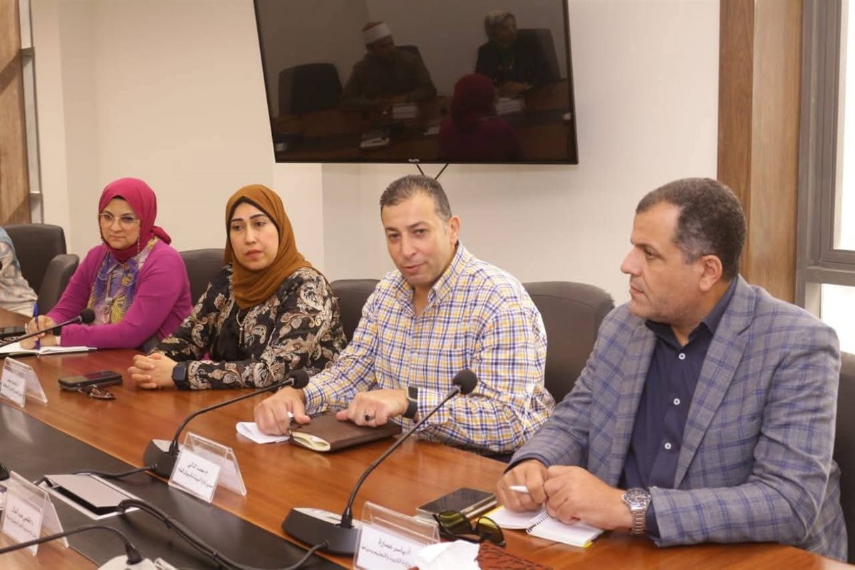 المهندسة شيماء الصديق، نائب المحافظ، اجتماعًا موسعًا لبحث آخر المستجدات في ملف الكلاب الضالة