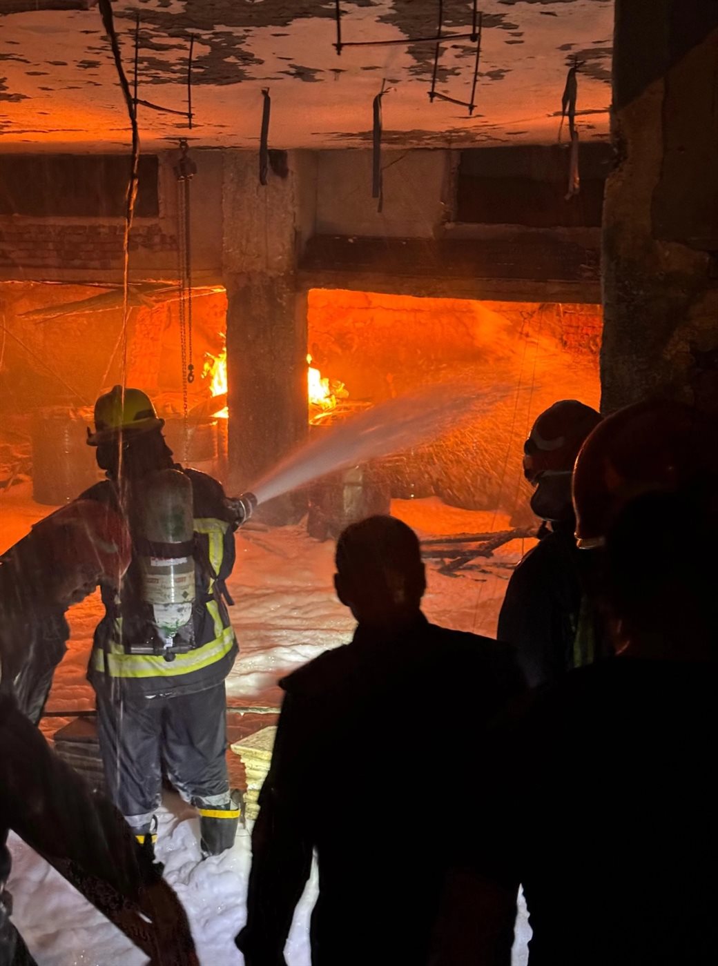 حريق مخزن كيماويات وبويات بالشروق