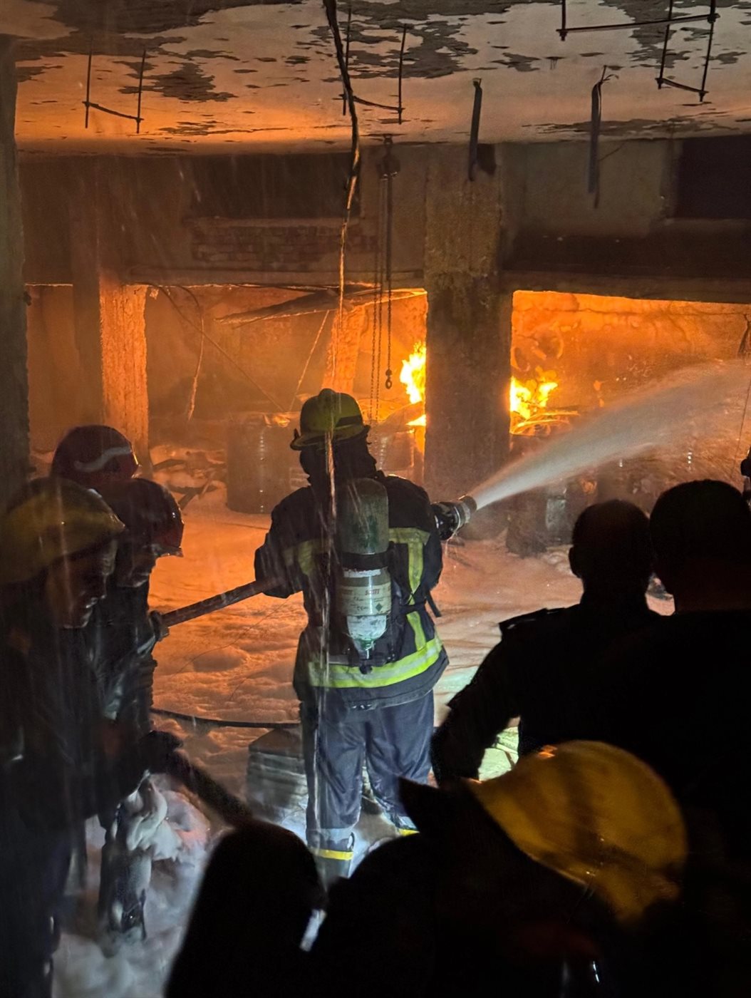 حريق مخزن كيماويات وبويات بالشروق