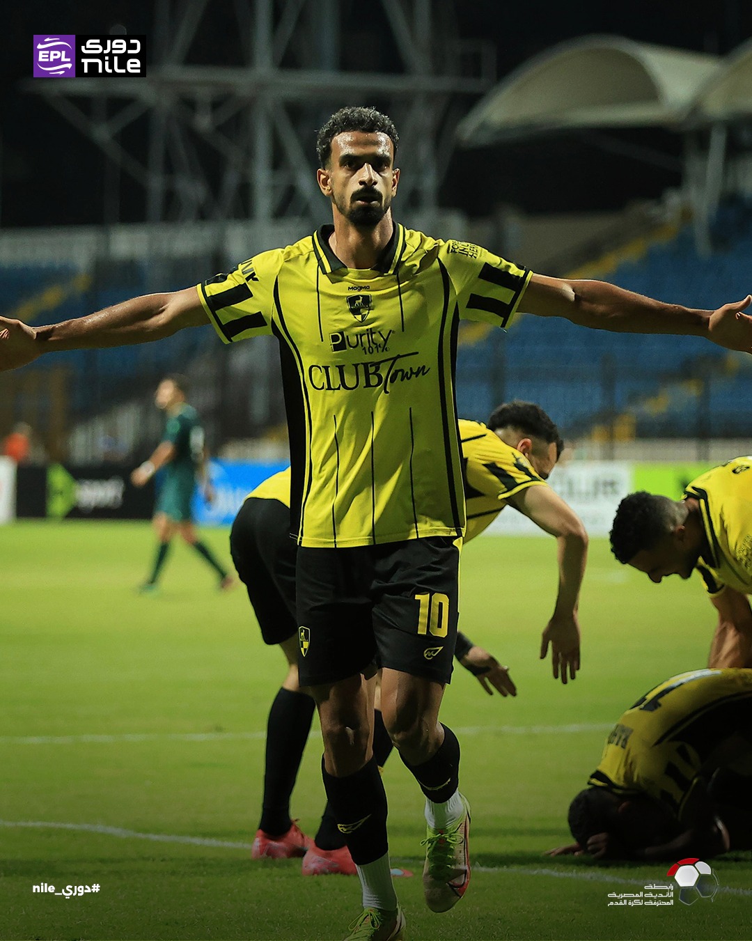 Xotin erining yuziga otirdi va cummed.